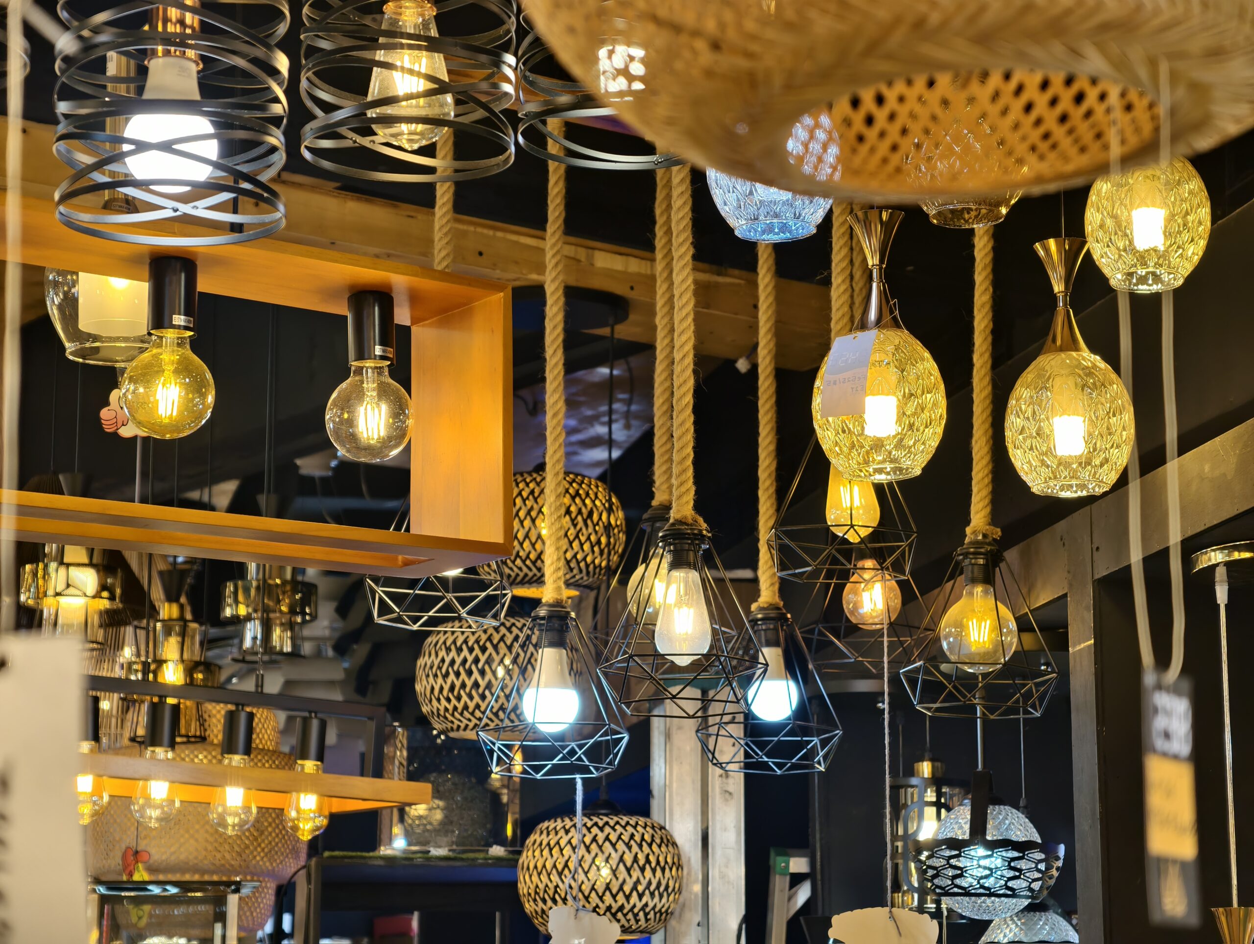 Lampu gantung di showroom